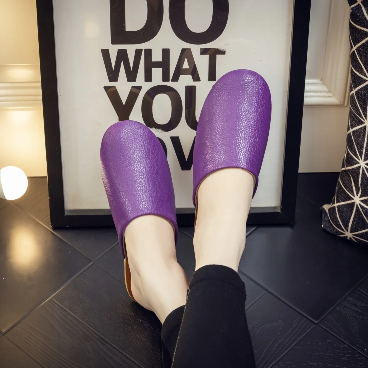 شباشب جلدية سوداء عصرية للرجال شرائح جلدية منزلية محايدة موجزة للنساء مقاومة للماء وغير قابلة للانزلاق شباشب منزلية مسطحة #3