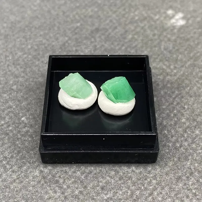 

100% натуральная изумрудная руда, образцы драгоценных камней, кристаллические бусины, коллекция для домашнего декора + размер коробки: 27*27*25 мм