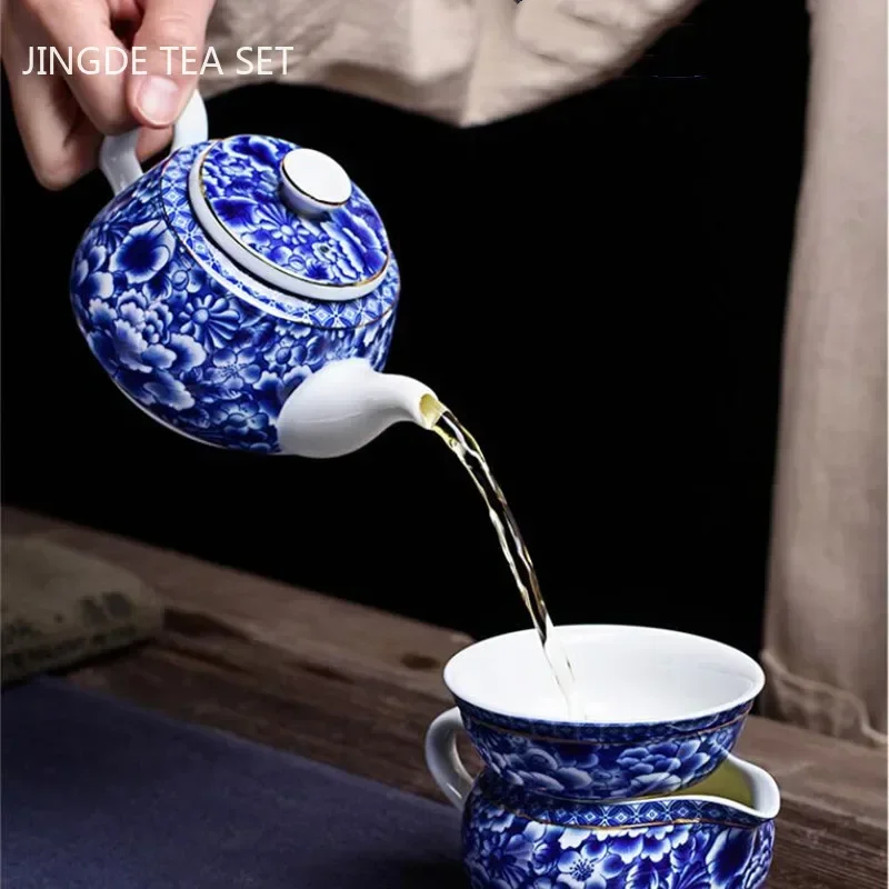Vintage Blue and White Porcelain Teapots Handmade Ceramic Tea Set Beauty Kettle Chinese Household Filter Tea Pot Puer 200ml