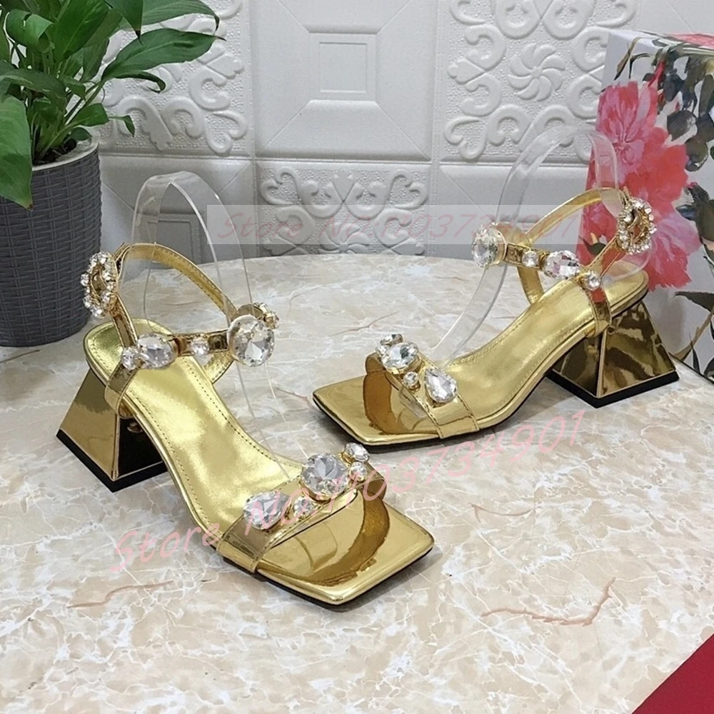 

Сандалии на блочном каблуке с квадратным носком и кристаллами, женские босоножки с ремешком на щиколотке, золотистые блестящие кожаные туфли с открытым носком, женские пикантные летние повседневные сандалии