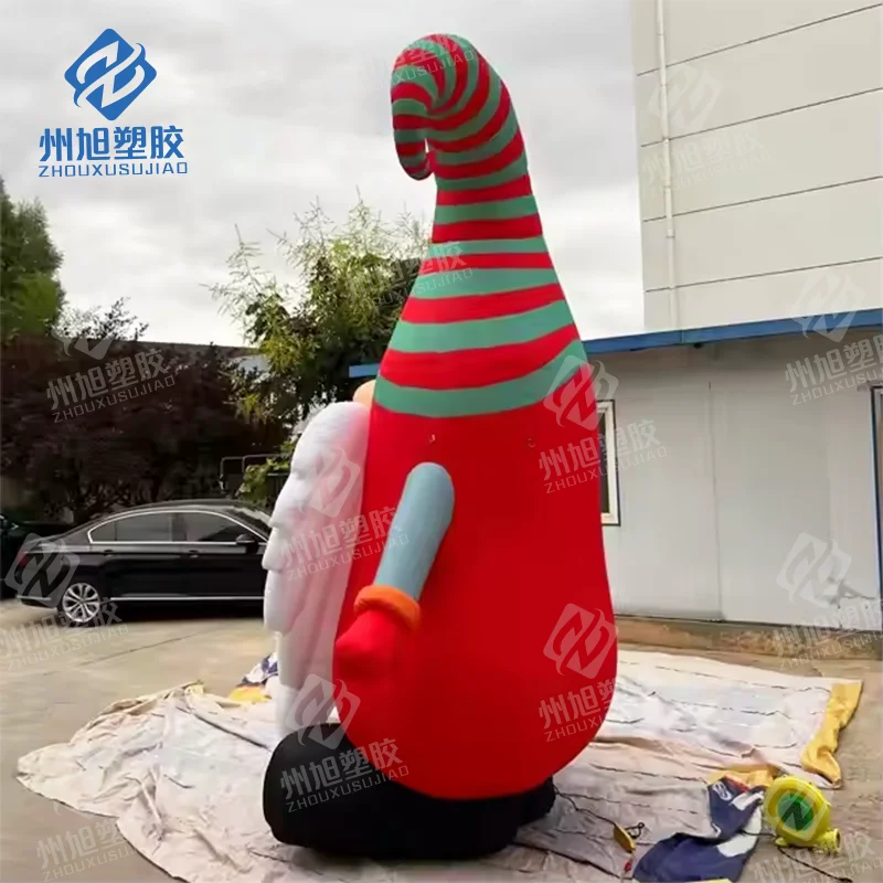 Simpatico Babbo Natale gonfiabile rosso per l'attività festiva della decorazione del centro commerciale quadrato della casa di Natale