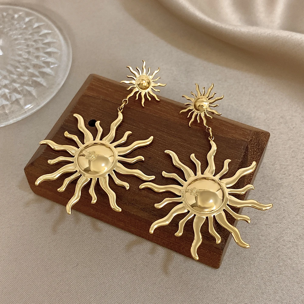 Kolczyki damskie w kształcie słonecznika, różne rozmiary, pozłacane, unikalne, uniwersalne, z gładką powierzchnią.