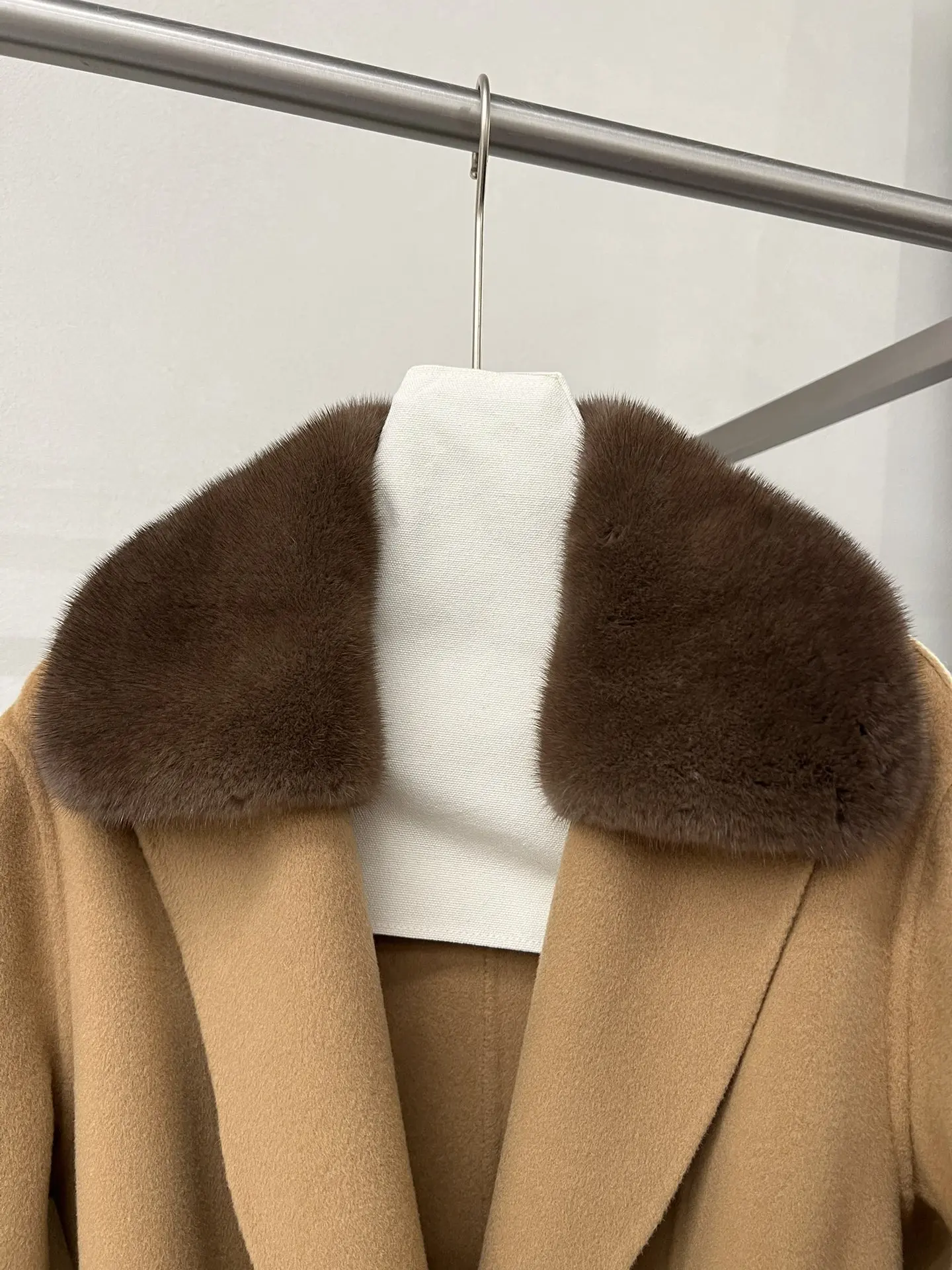 2025 شتاء جديد طويل معطف من قماش الكشمير المرأة فرو المنك طوق الدانتيل متابعة سليم صالح معطف طويل الصوف النايلون