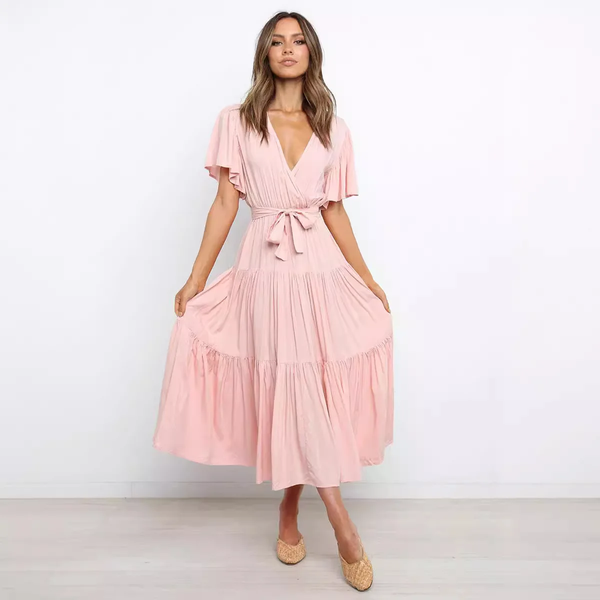 Damska sukienka na lato 2025, jednolity kolor, dekolt w serek, krótki rękaw, długa spódnica, styl bohemy, sznurowany pas, rozkloszowana.