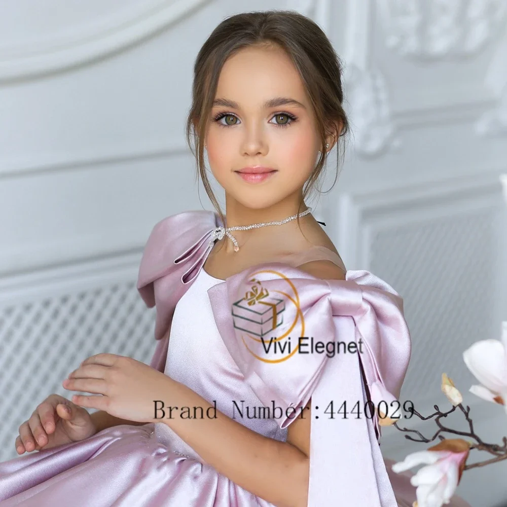 Bonito colher uma linha vestidos da menina de flor com arco na altura do joelho em camadas cetim na altura do joelho vestidos de festa de casamento com zíper volta ggds98005