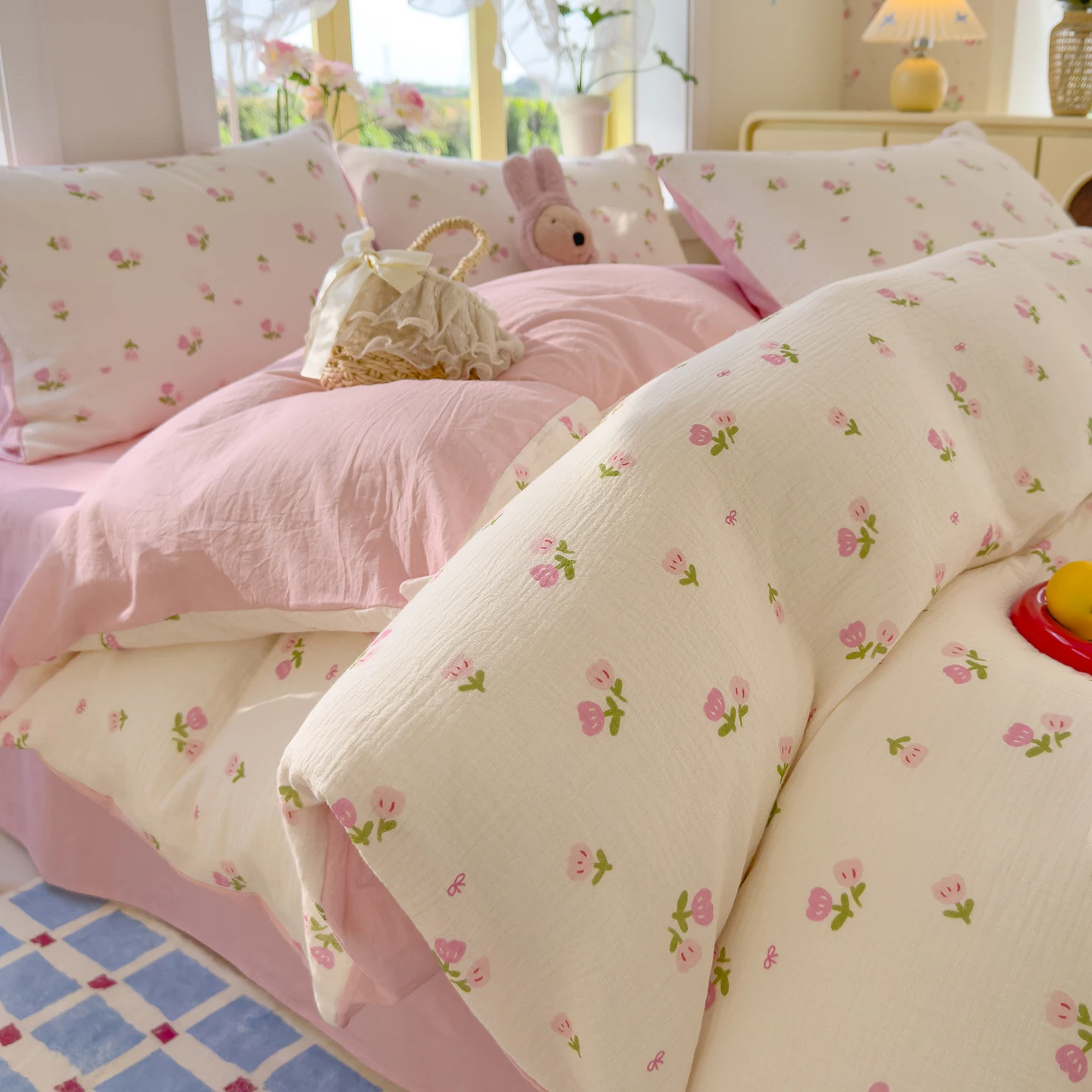 

Мягкий цветочный двухслойный комплект постельного белья для общежития, односпальный, из трех предметов, новый стиль 2025 года, комплект из четырех предметов, полиэстер, универсальный.