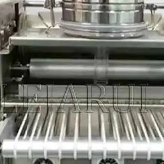 

Коммерческая автоматическая мини-машина для приготовления тысячеслойных блинчиков (милль-крепов), манговых и дуриановых пирожных, а также спринг-роллов, модель 2026 года