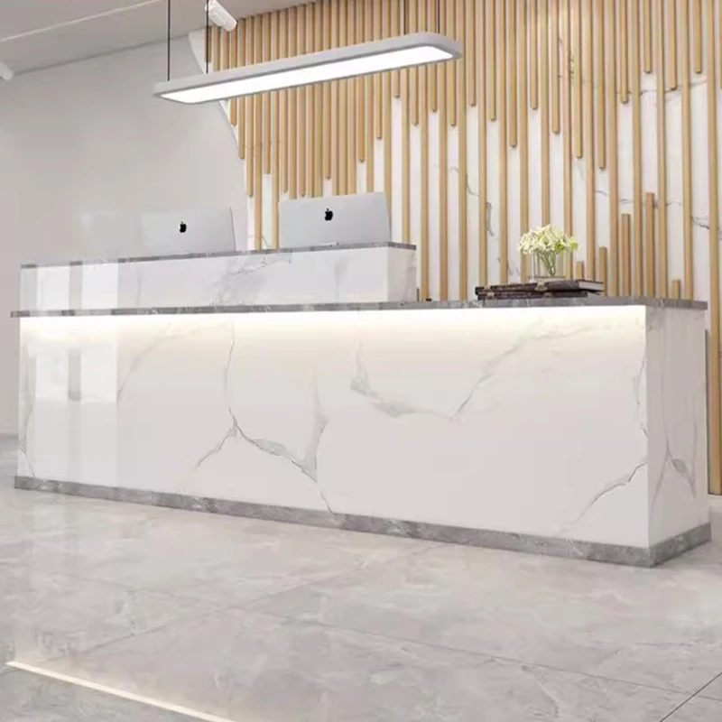 

Элегантные длинные стойки ресепшн для отелей: современный минималистичный дизайн, угловые стойки, стильная мебель для зоны приветствия.