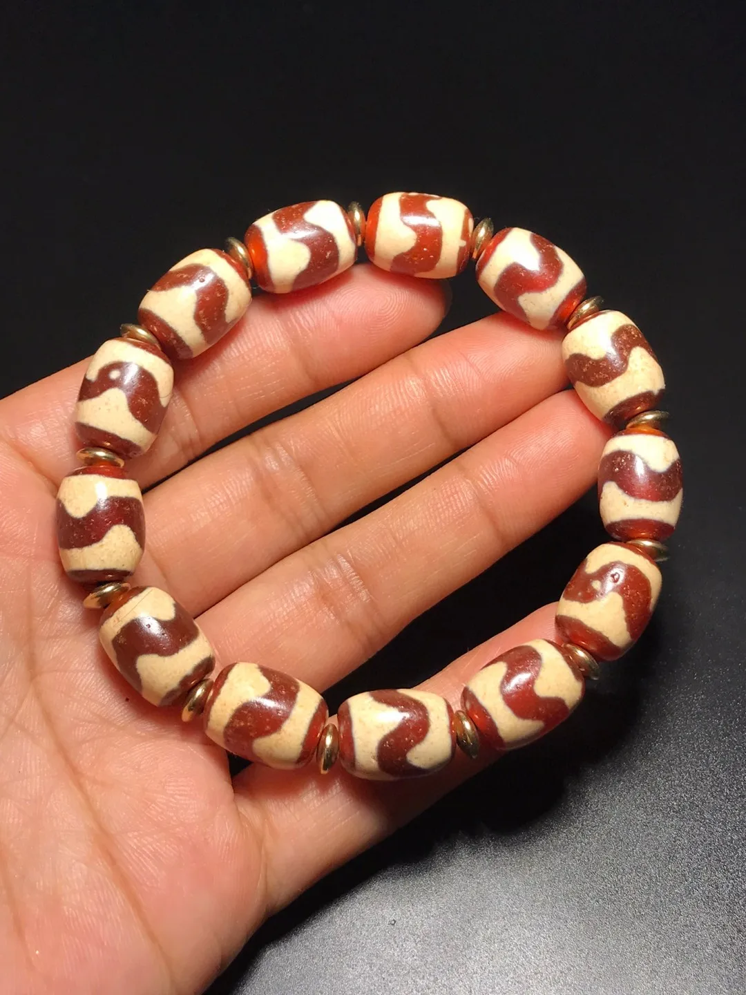 

Tibetan Weathered Daluo Red Meat Tiger Tooth Bead Bucket Bracelet natural agate men's and women's multi-treasure brace