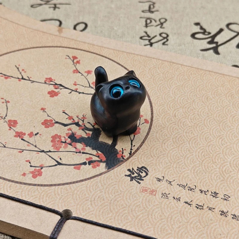 Urocza drewniana figurka kociaka - ręcznie wykonany wystrój kota, drewniana rzeźba Śliczne proste ozdoby kociaka z kreskówek