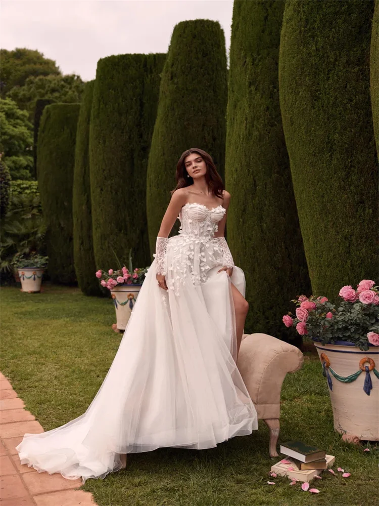 Customized Strapless Scoop Neckline With Flower A-Line Tulle Wedding Dress Zipper Back Floor Length Court Train Gown For Bride