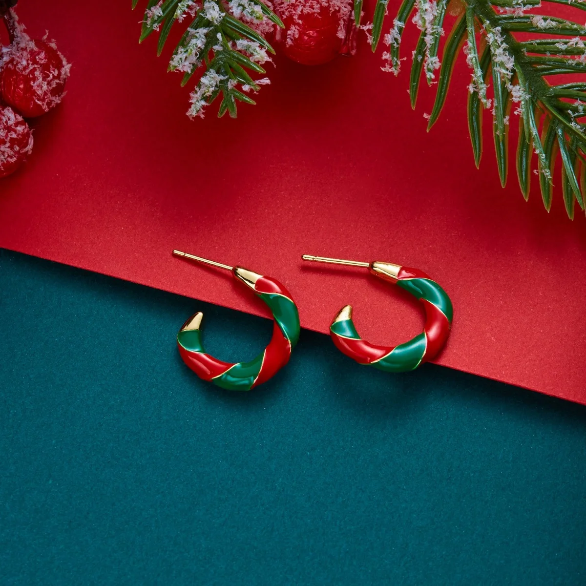 Weihnachtliche, rot-grüne, emaillierte, gedrehte C-förmige Ohrstecker für Damen, unregelmäßige Kreisohrringe, Schmuckgeschenk für Feiertage und Neujahrspartys – Detail 16