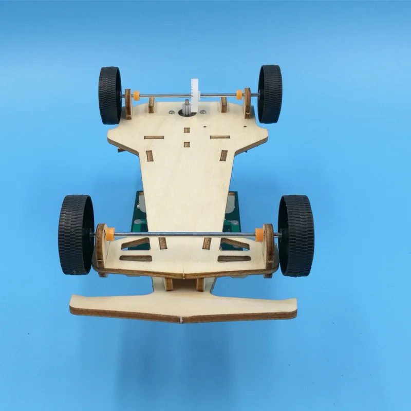 التكنولوجيا الإبداعية إنتاج صغير طلاب المدارس الابتدائية تجميعها نموذج سيارة تعمل بالطاقة الشمسية تجربة علمية عامل المواد DIY