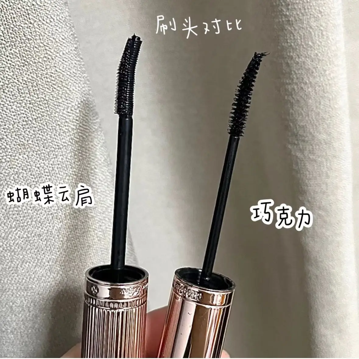 Flower Knows Butterfly Cloud Mascara d'épaule Caractéristiques une tête de brosse en silicone longue bouclée et épaisse marron foncé noir ne tache pas