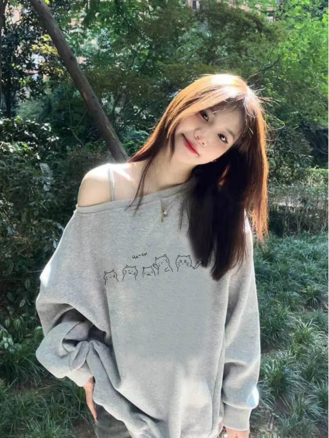 

Свободный женский свитшот с длинными рукавами и принтом в корейском стиле, повседневный, с открытыми плечами и боковым вырезом, осенняя новинка