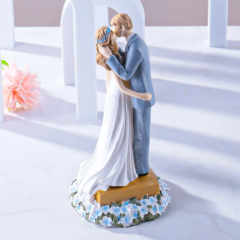 

1Pcs American Style Couple Figurines Resin Miniatures Crafts Wedding Valentine's Day Party Cake Toppers Home Interior Ornament