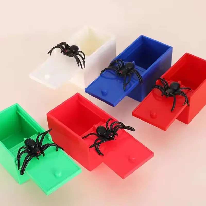 

Colorful Plastic Spider Scare Box in Case: Scary Mischief Prank Prop with Random Color – Toy for Playful Surprises & Gags