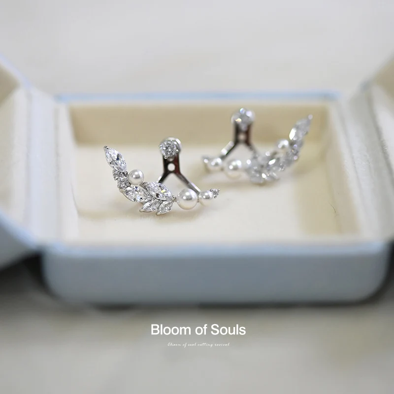 Anting-anting wanita split depan dan belakang perak sterling S925 mutiara halus sayap bulu desain asli "bulu telinga"