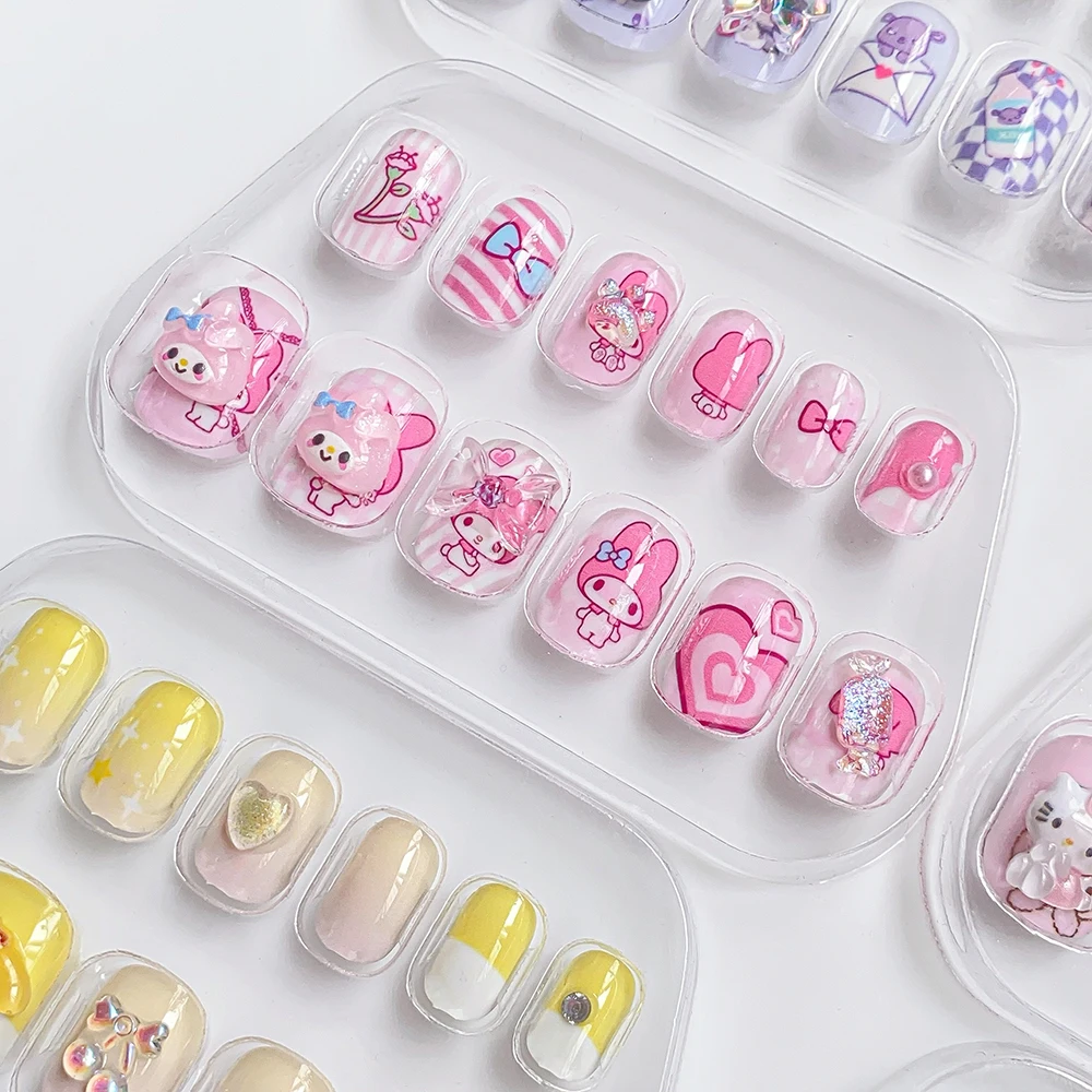 6 colores chica Kuromi Hello Kitty prensa en uñas 12 puntas con pegamento de gelatina juego de uñas postizas Kawaii dibujos animados Anime uñas postizas para regalo de chico