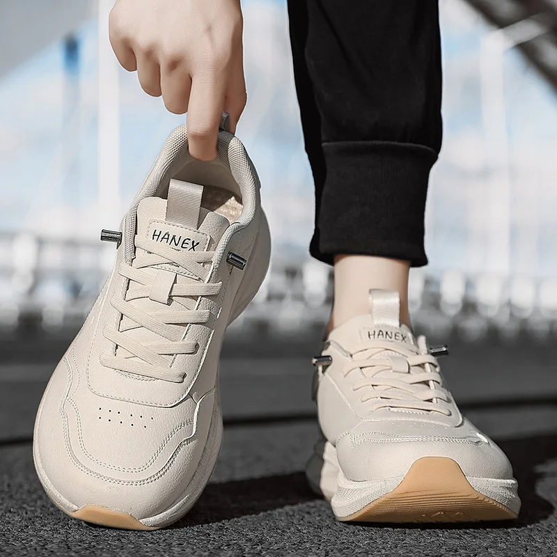 Wide-toed sports shoes with leather upper and popcorn cushioning, wide-fit running shoes for commuting
