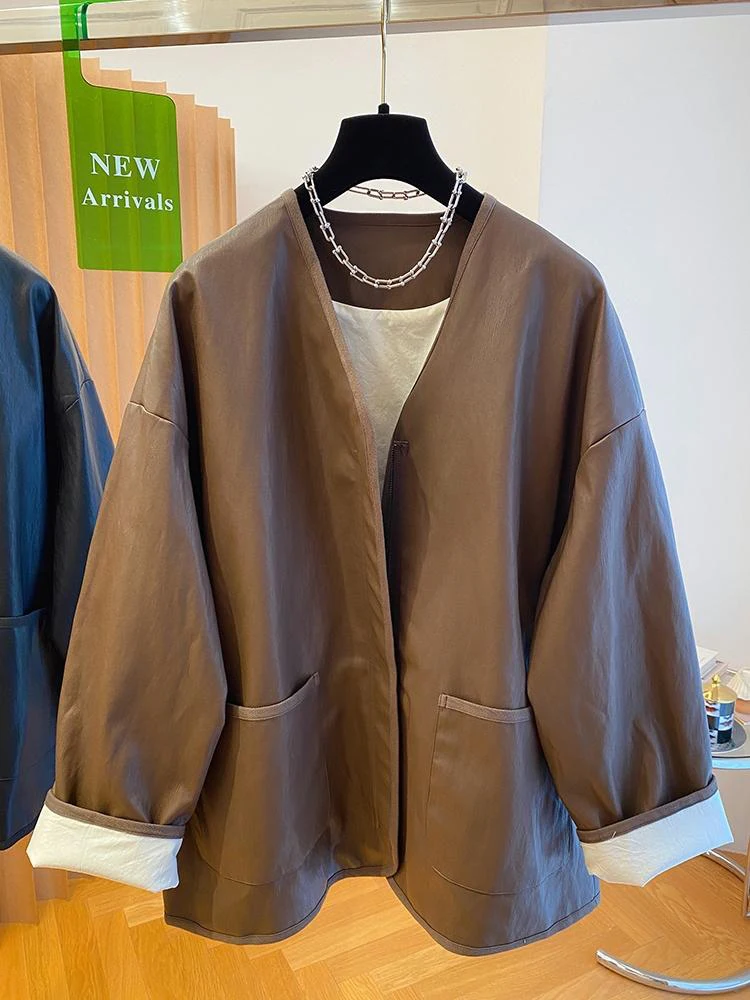 Fajna skórzana kurtka damska na jesień i zimę, luźna, modna, długa, do pracy, z zamkiem błyskawicznym, dekolt w serek, regularny krój.