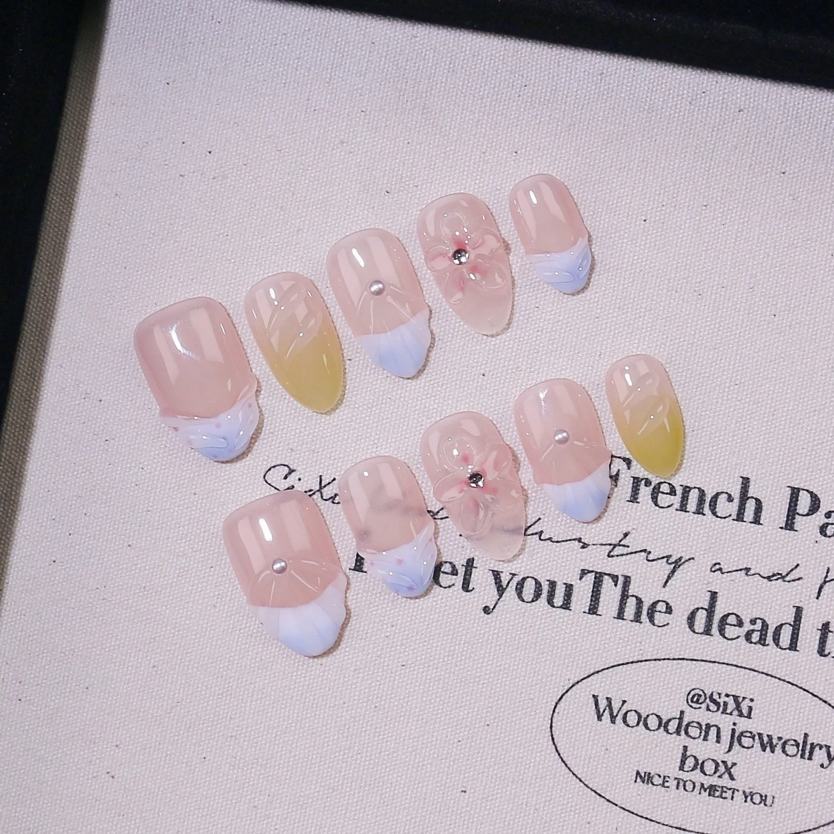 

10PCS 3D Carved Flowers Handmade Short Almond Press on Nails Cream Pink French with Shell Pearl Fake Nails for Women False Nails