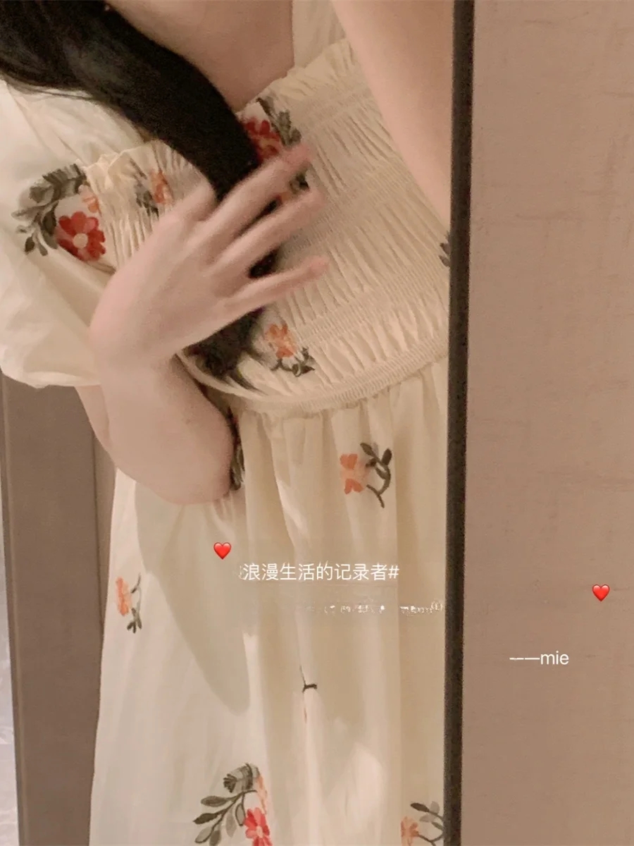 

Длинная повседневная юбка А-силуэта с высокой талией, принтом, V-образным вырезом, средней длиной рукавов, с объемной вышивкой и широким воланом на талии.