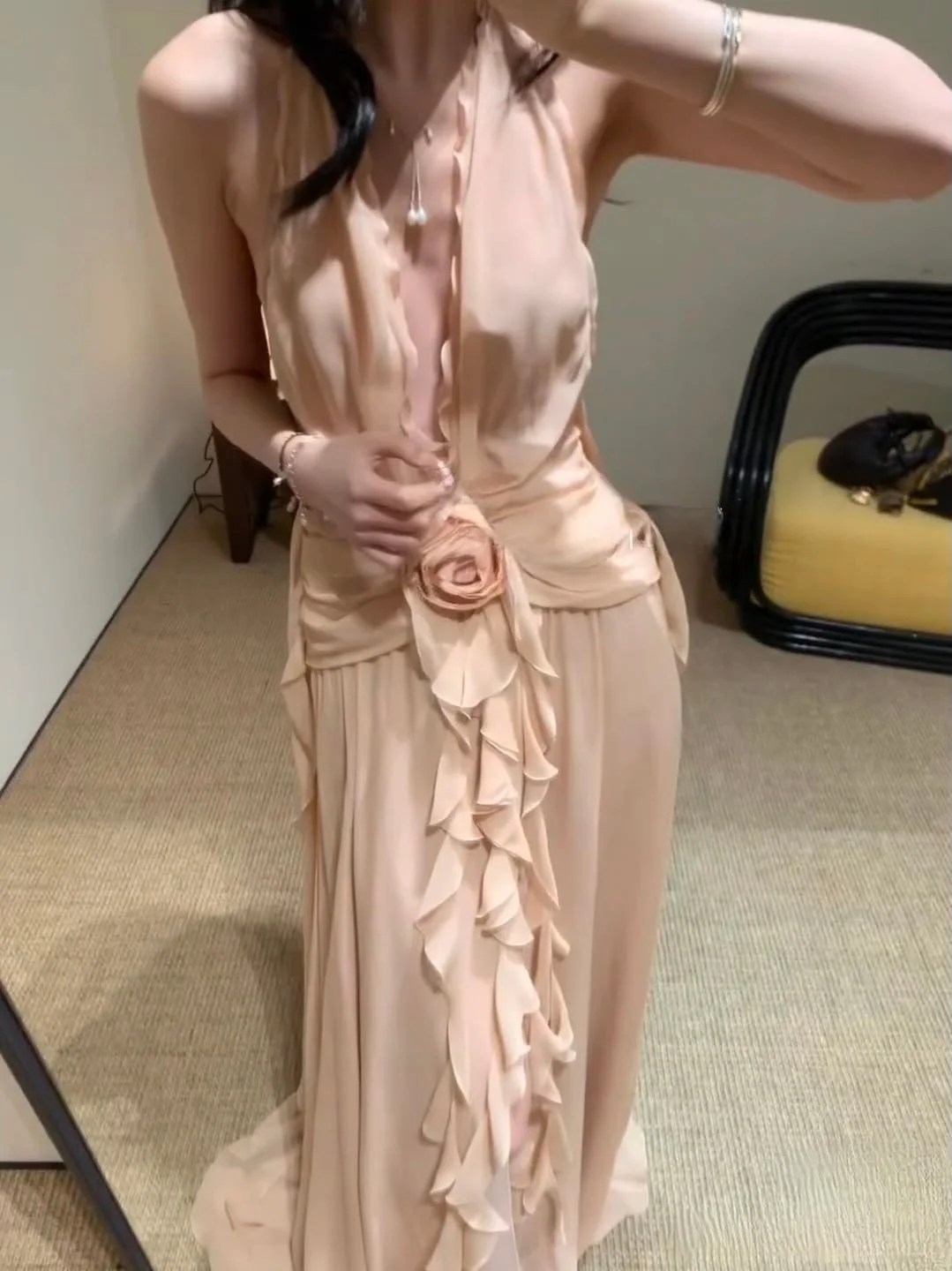 فستان فرنسي جديد عتيق خارج الرقبة، مكشكش بدون ظهر لصيف 2025، فستان طويل أنيق على الشاطئ منقوش عليه زهور لقضاء عطلة على شاطئ البحر