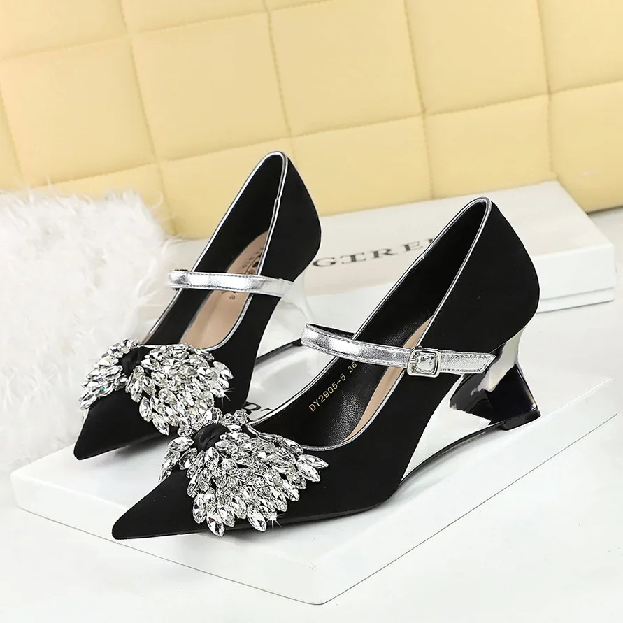 

Light luxury pointed toe wedge heel with rhinestone bow decoration, contrasting color design, high-heeled single shoe