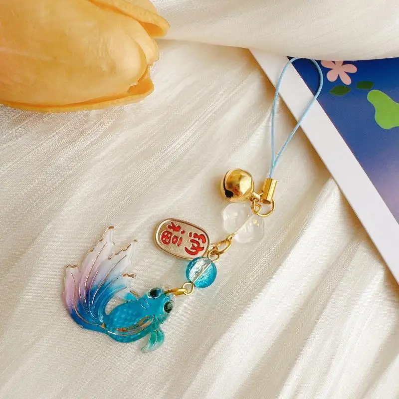 Buntes Handyband mit Farbverlauf und Goldfisch-Motiv, inklusive kleiner Glöckchen-Anhänger, ein schönes Geschenk für Taschen und Rucksäcke. – Detail 16
