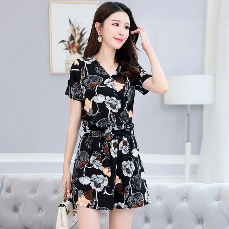 Women\'s Korean Fashion Small Floral V-neck Short Sleeved T-shirt Tops And Wide Leg Shorts 2 Two Piece Sets 2024 New Summer Suit