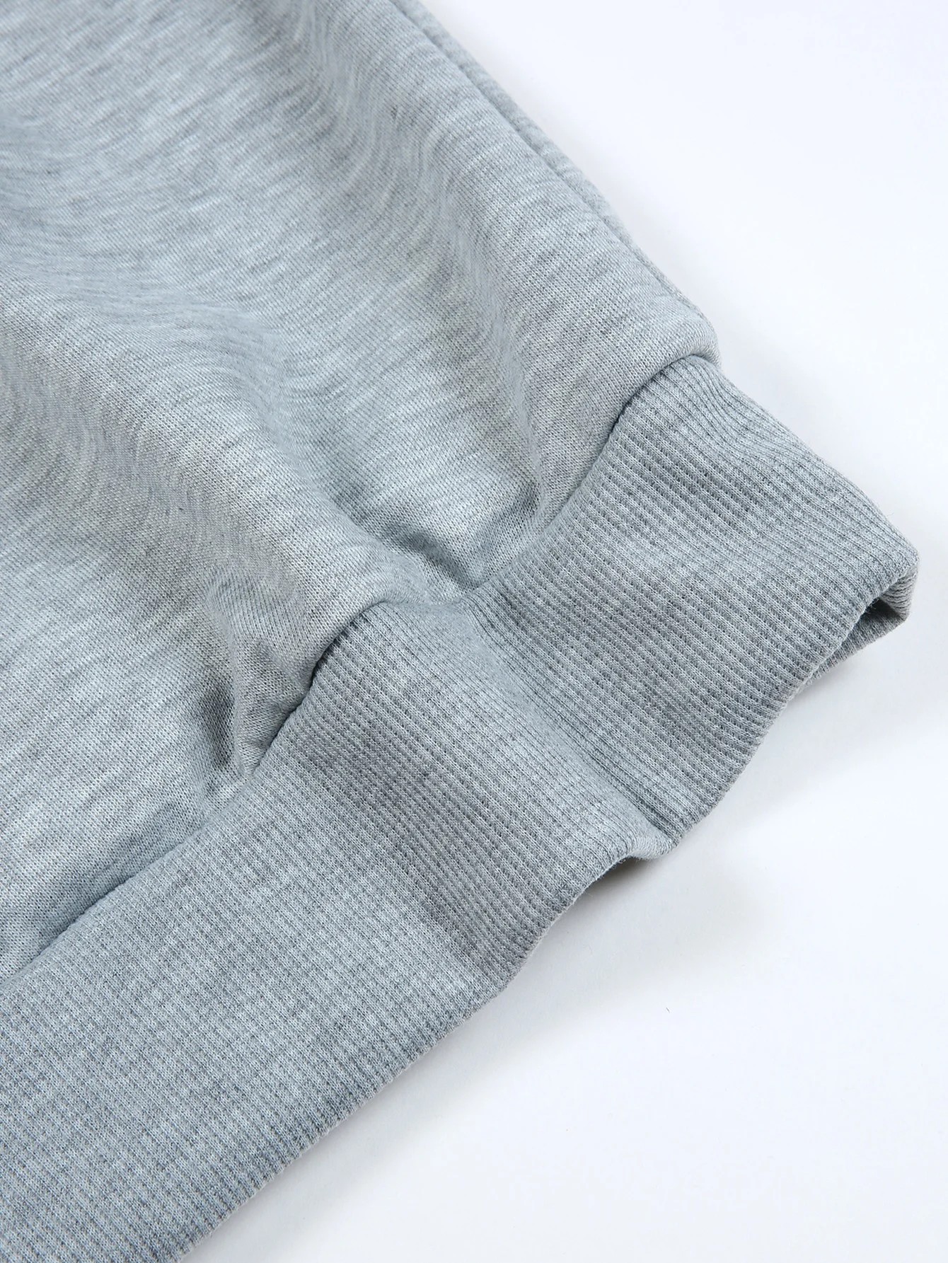 سويت شيرت كاجوال للرجال من REI Outdoor Gear - بيج بأكمام طويلة ورقبة دائرية مع شعار أحمر #5