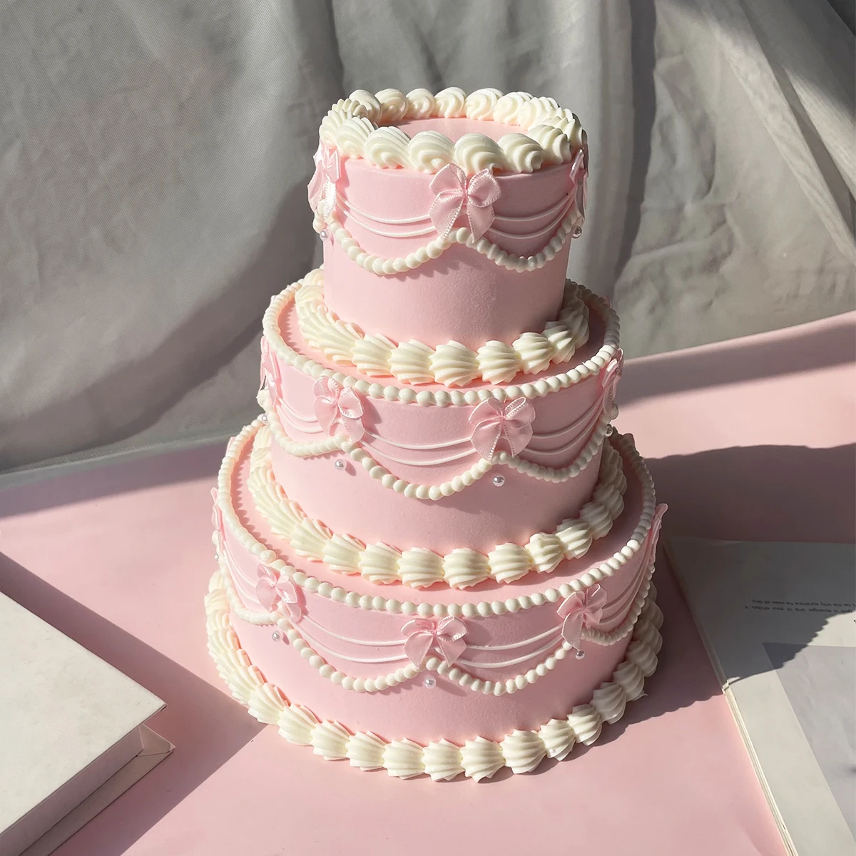 3-stöckiger rosa Kunstkuchen, 26 cm hoch, Vintage-Design mit Perlen und Schleifen, künstlicher Kuchen für Hochzeiten, Geburtstagsfeiern, Foto-Requisiten, Heimdekoration – Detail 5