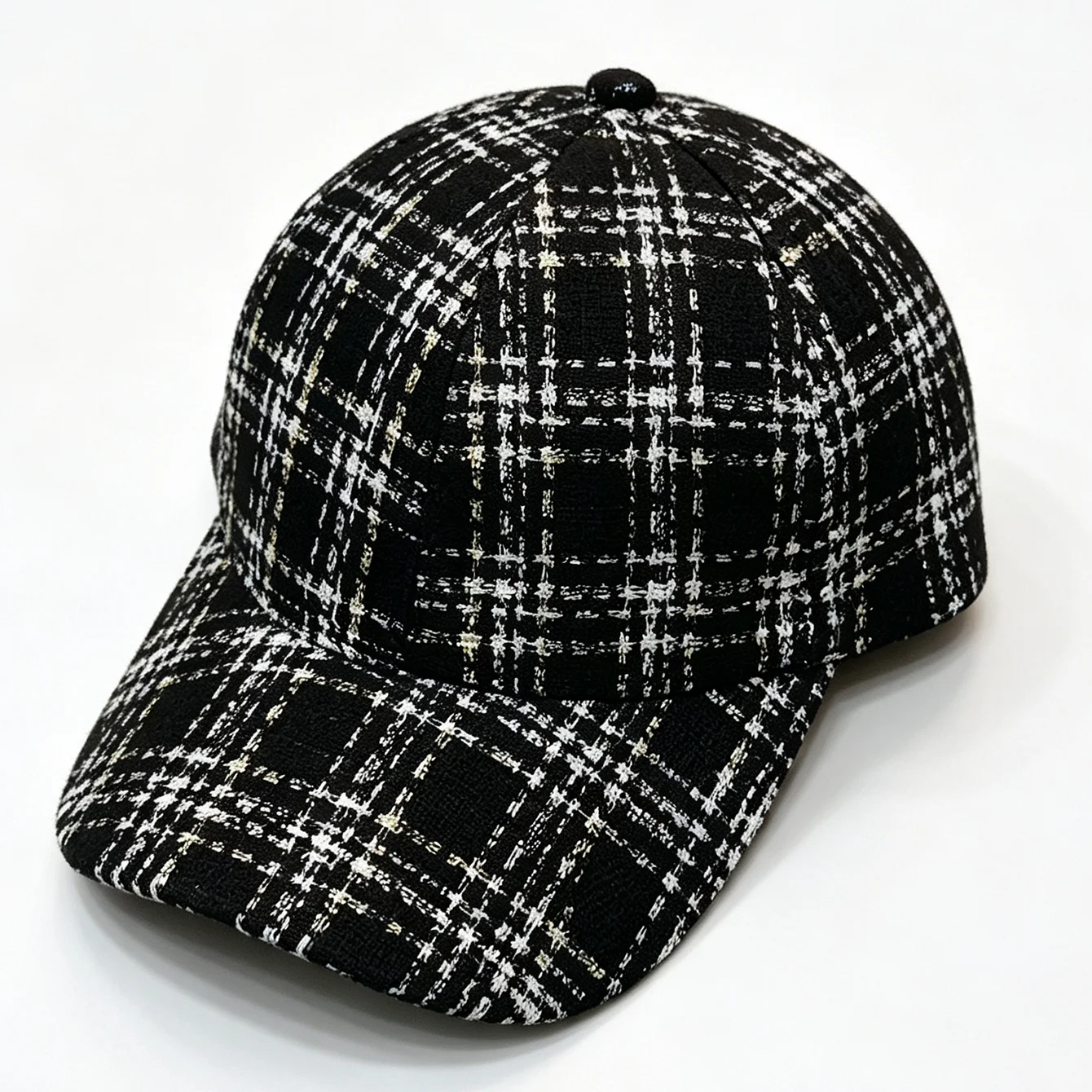 The small fragrance tweed check baseball cap suits the style of French high society, suitable for both work and casual outings.