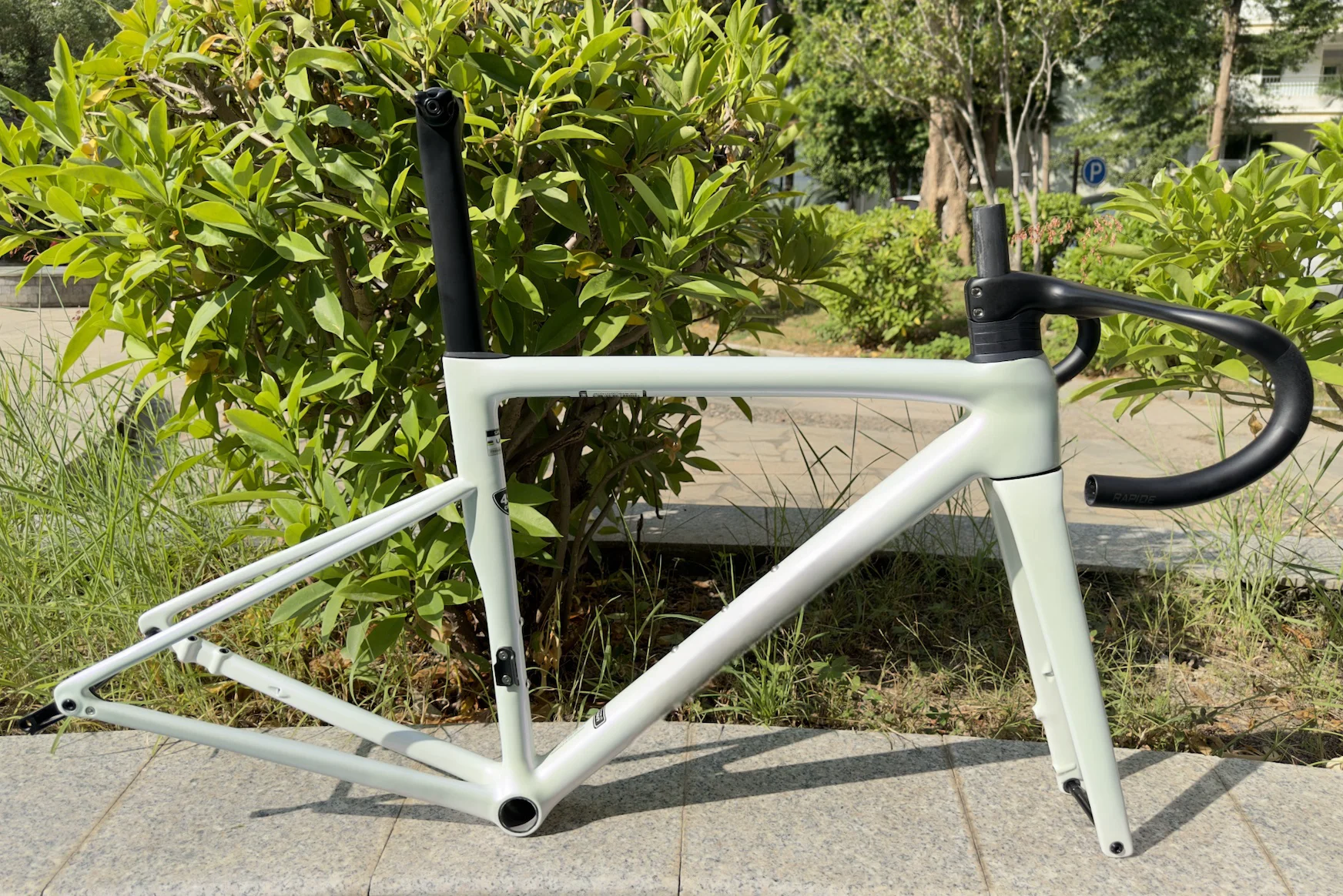 2024 New Carbon Fiber Road Frame suitable for Di2 group all internal wiring 700C disc road bicycle carbon frameset