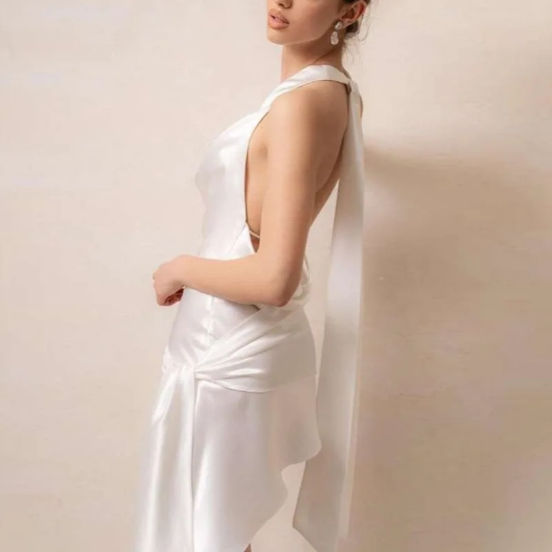 เดรสสั้นเปิดหลังแบบผูกคอ ผ้าซาตินเรียบหรู ประดับดอกไม้ แขนกุด เปิดไหล่ สำหรับงานพรอม งานปาร์ตี้ งานเลี้ยงตอนเย็น งานวันเกิด ชุดเดรสผู้หญิง