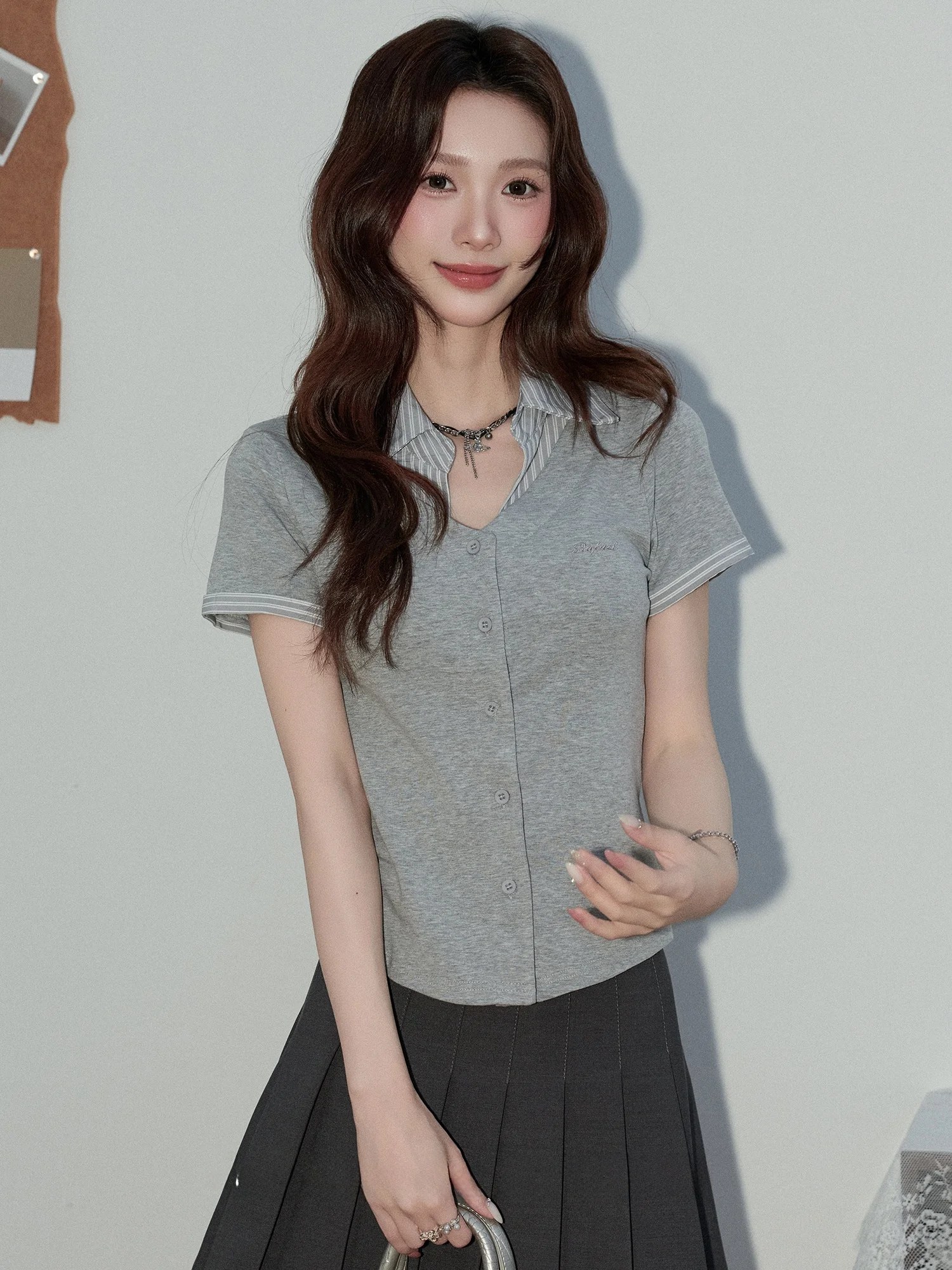 

Серая трикотажная футболка с V-образным вырезом и короткими рукавами, женская модная летняя новинка, универсальный топ без рукавов в корейском стиле