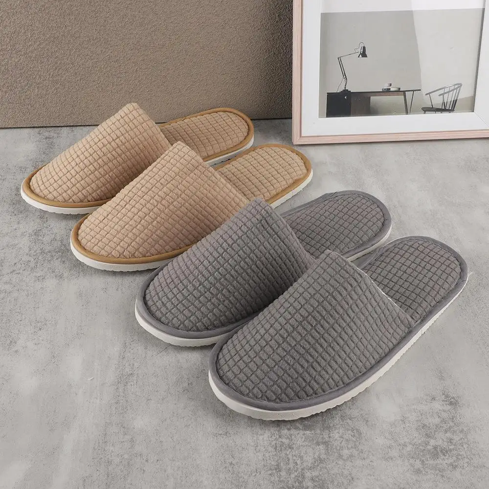 

1 шт.2026 теплые плюшевые нескользящие гостиничные тапочки с закрытым носком, утепленные хлопковые одноразовые тапочки для ванной комнаты, домашние домашние тапочки для пар