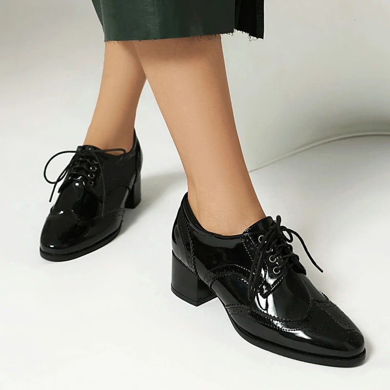 Metallic-Silber, schimmernde Damen-Brogue-Schuhe, Schnürung, britischer Designer, quadratisch, klobige Med-Heels, Oxfords, Damen-Pumps mit niedrigem Absatz