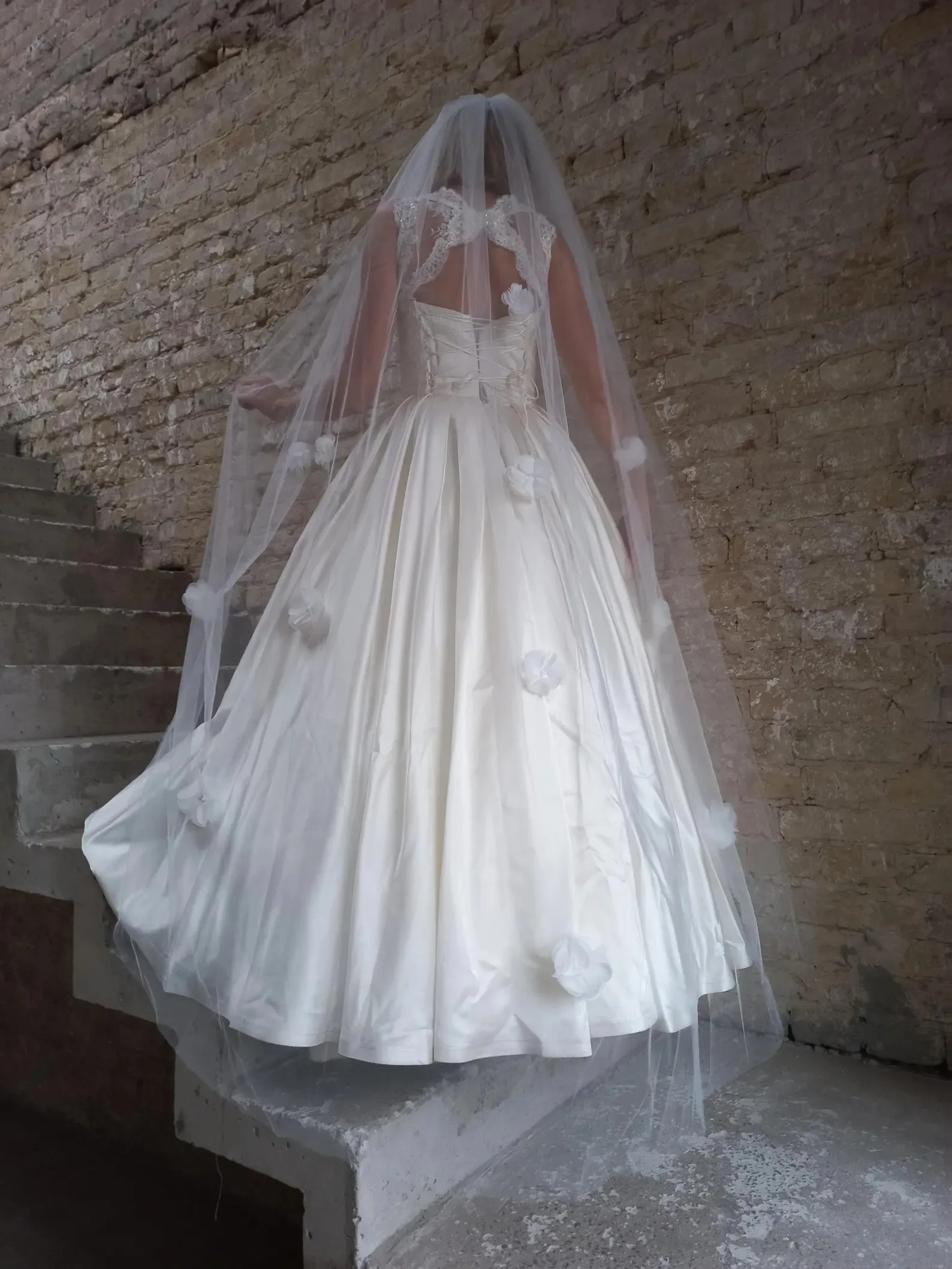 زهور الزفاف ثلاثية الأبعاد حجاب الزفاف الطويل مع مشط شال كيب خلع الملابس النساء الملحقات المخصصة