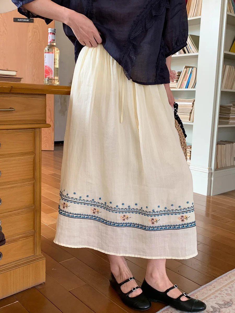 Sommerlicher Damenrock in unifarbenem Design mit Stickerei und elastischem Bund mit Kordelzug. – Detail 21