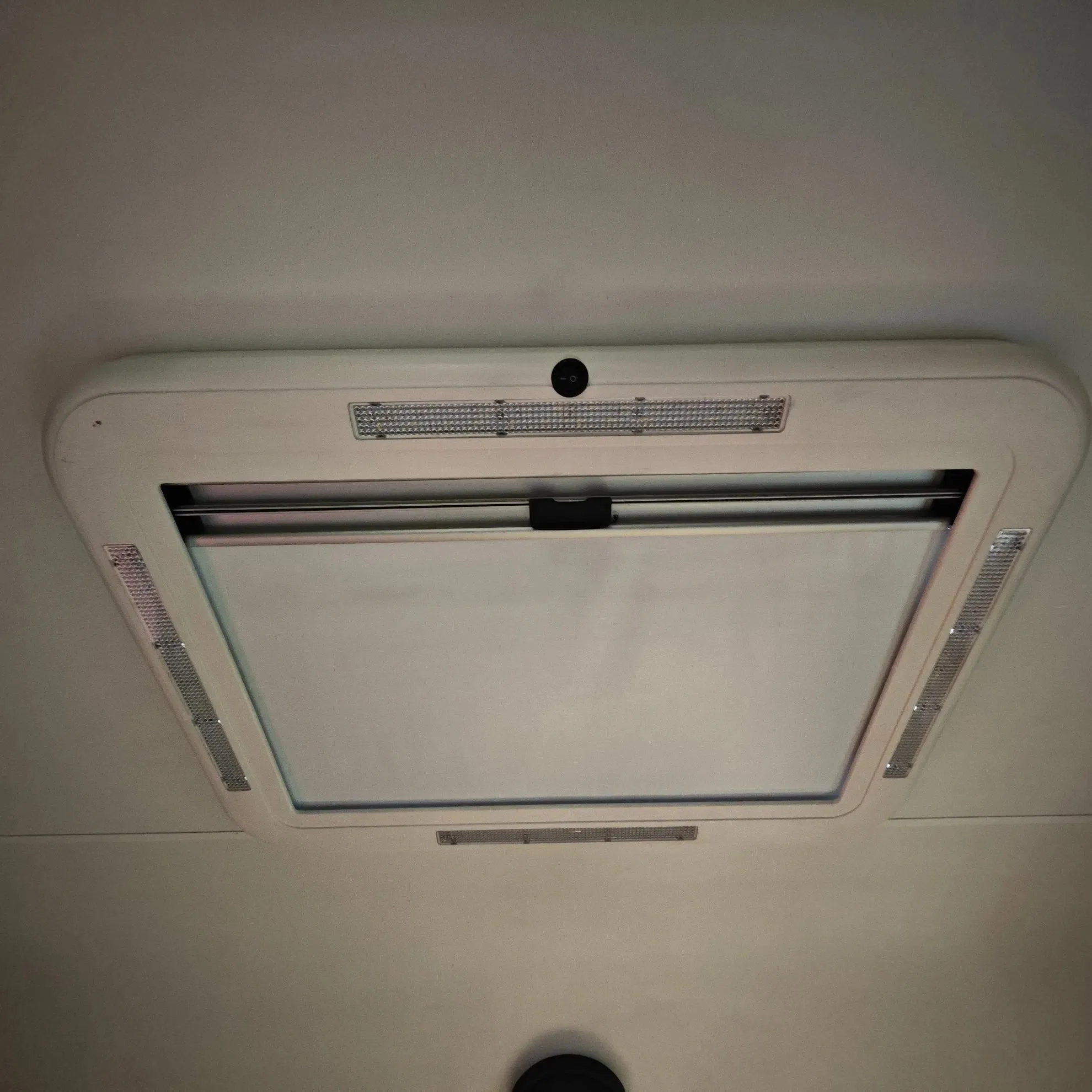 ATVAluminum Caravan RV Daylighting Roof Window Skylight With LED Light Anti-Mosquito Flynet