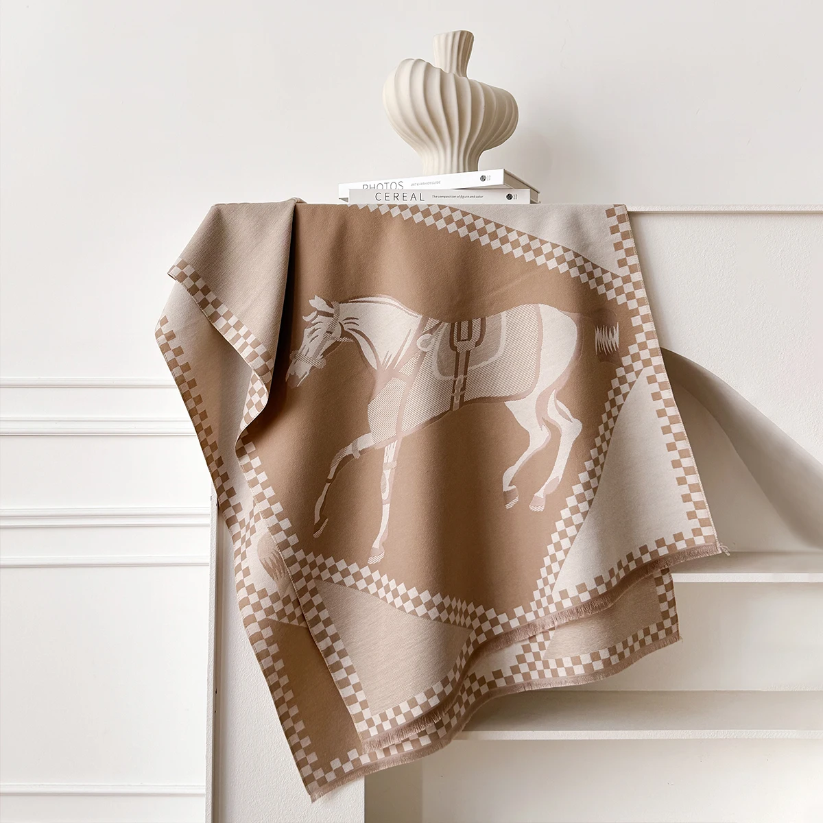 Luxuriöser dicker Kunstkaschmir-Schal für Damen – warmer Winter-Schal mit Vintage-Karomuster und Warhorse-Aufdruck, weicher Schal für Reisen und Alltag – Detail 11