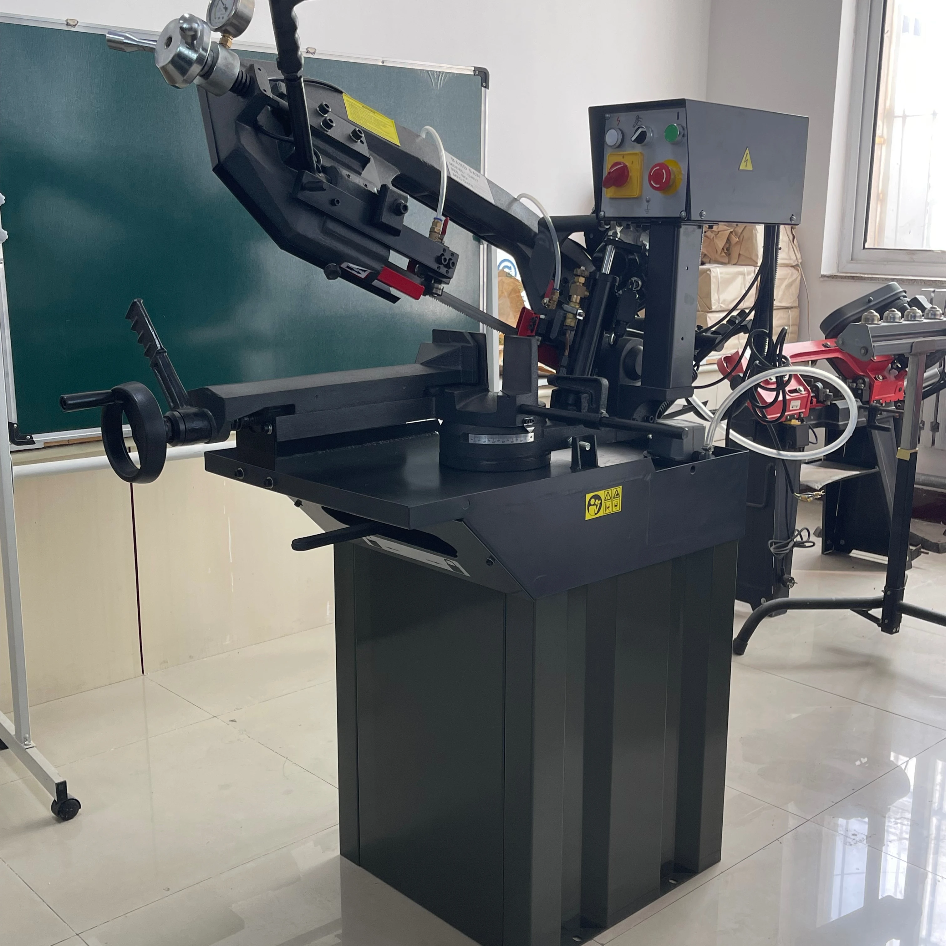 

Промышленная горизонтальная ленточная пила для резки металла