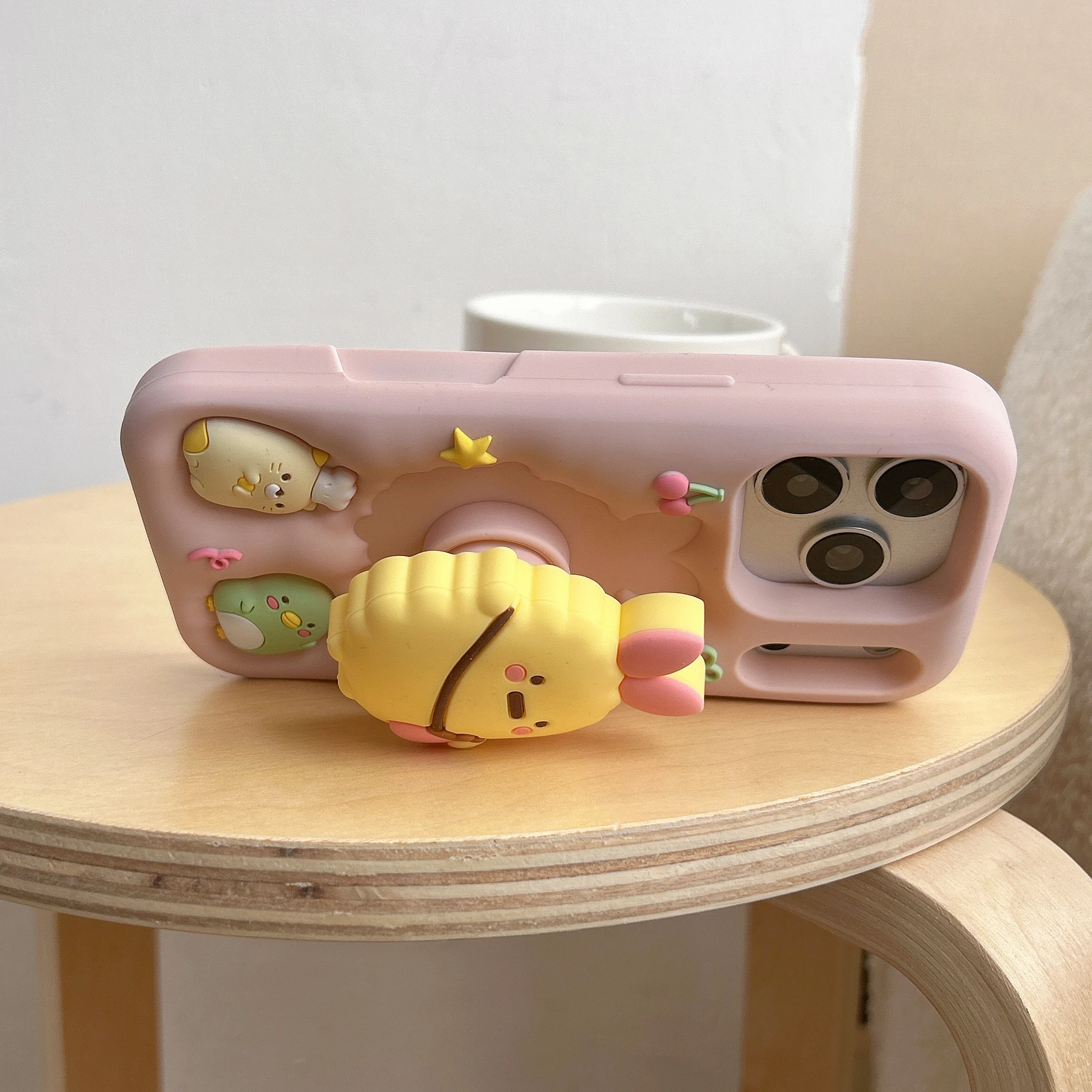 Niedliche 3D-Cartoon Sumikko Gurashi Küken-Hülle aus weichem Silikon mit Ständer für iPhone 17 16 15 14 13 12 Pro Max – Detail 3