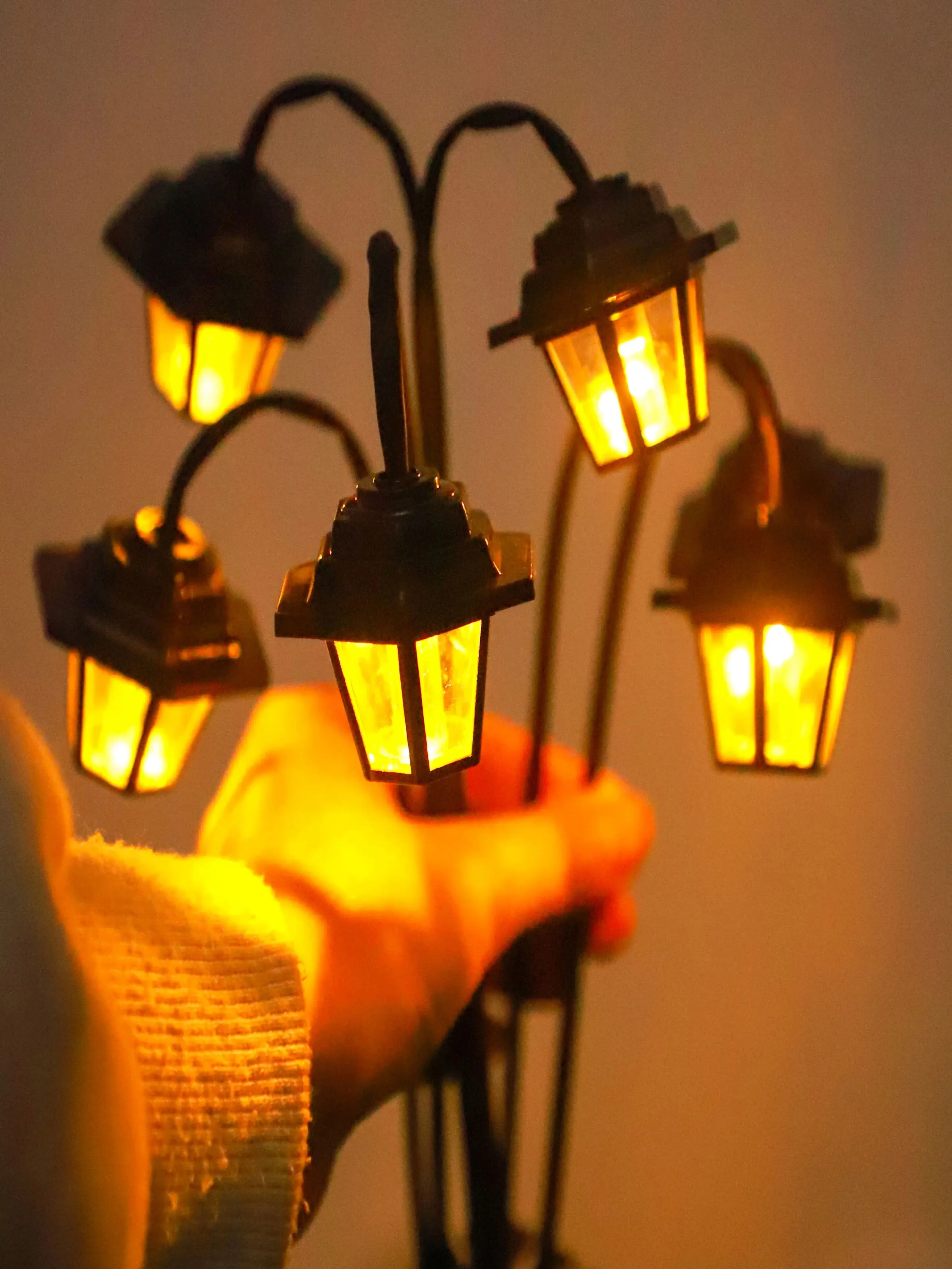 1pc Retro Lantaarn Decoratief Licht Zonne-energie 6LED Retro Straatlantaarn Vormig Decoratief Licht Geschikt voor Tuin Binnenplaats