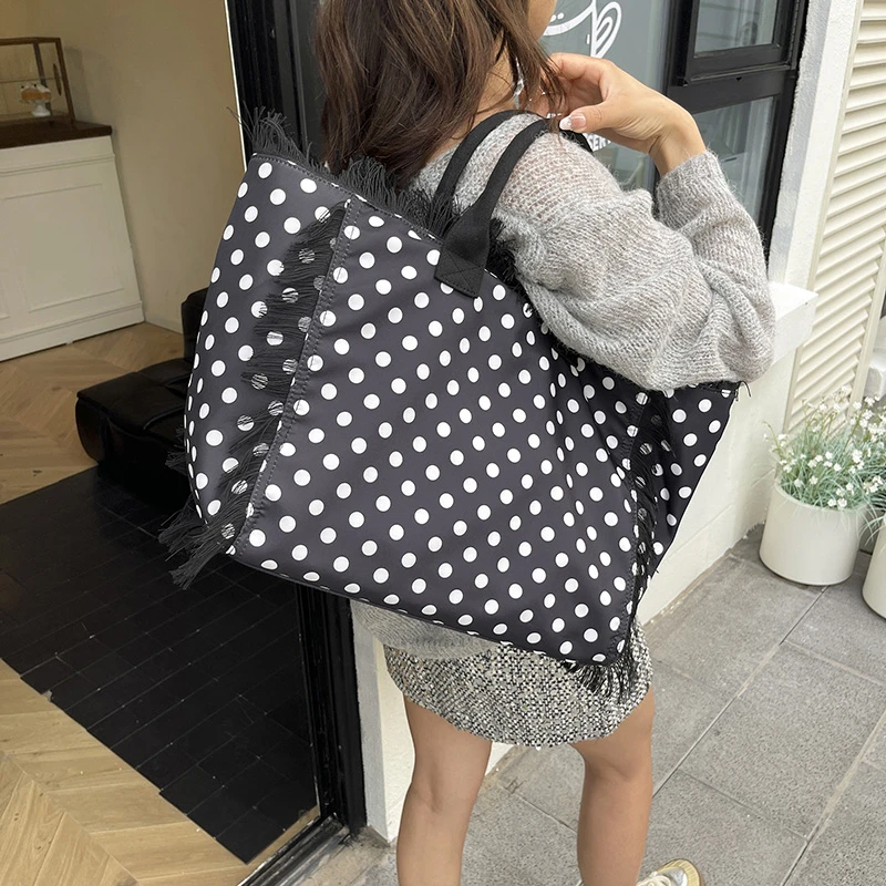 Borsa tote a tracolla alla moda di design classico in pelle di lusso da donna. Elegante borsa a tracolla per lo stile intelligente quotidiano