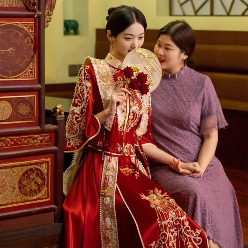 

A new style of Chinese-style wedding dress with beaded toasts and shawl