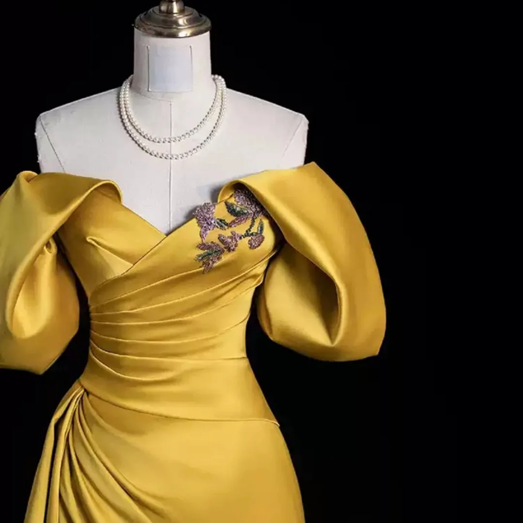 Mila Goudgeel Off-the-shoulder Galajurken Pofmouwen Satijn Ruches Vloerlengte Trein Op maat gemaakte formele avonden 2025