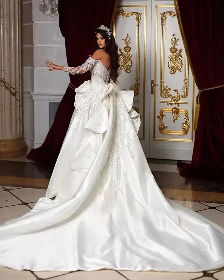 Maßgeschneidertes Meerjungfrau-Luxus-Hochzeitskleid mit V-Ausschnitt, Perlenapplikation, Spitze, lange Ärmel und abnehmbarem Saum, Prinzessin-Brautkleid